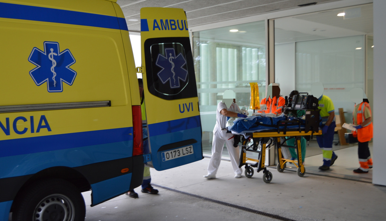 La víctima de la agresión con un cuchillo fue derivada desde el servicio de Urxencias del Hospital do Barbanza a la UCI del Clínico compostelano