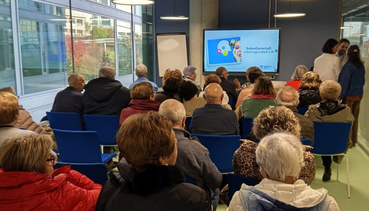 El Aula CeMIT de Valga durante su visita a Santiago