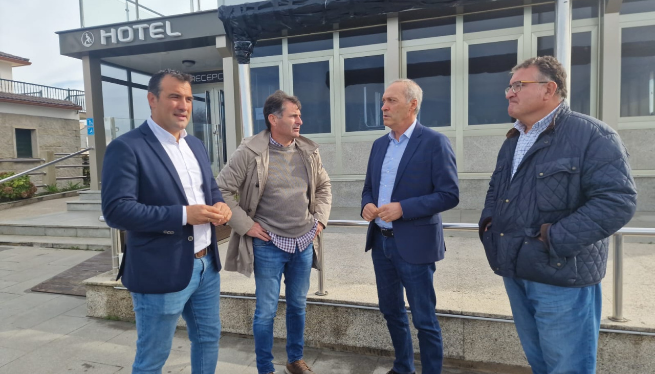 Agustín Reguera, delegado territorial de la Xunta, en la visita al hotel