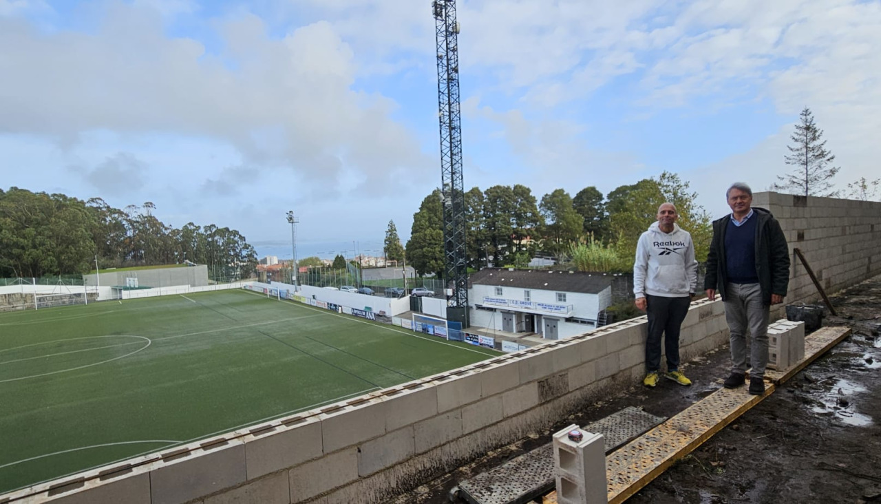 El alcalde, José Cacabelos, y el concelleiro Kito Parada, en las obras