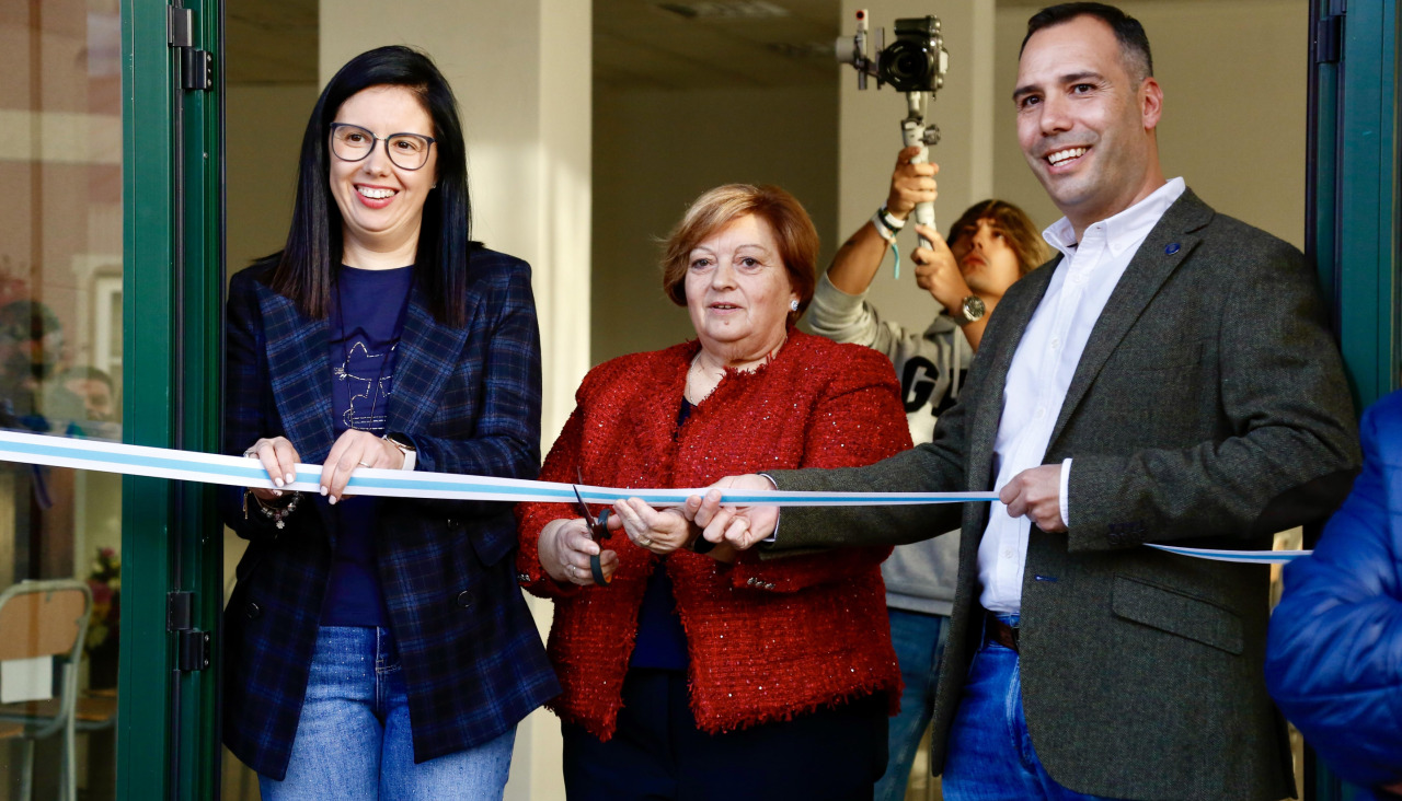 La cinta inaugural la cortaron el alcalde, Jacobo Pérez, y la edila del área, Carmen Torres