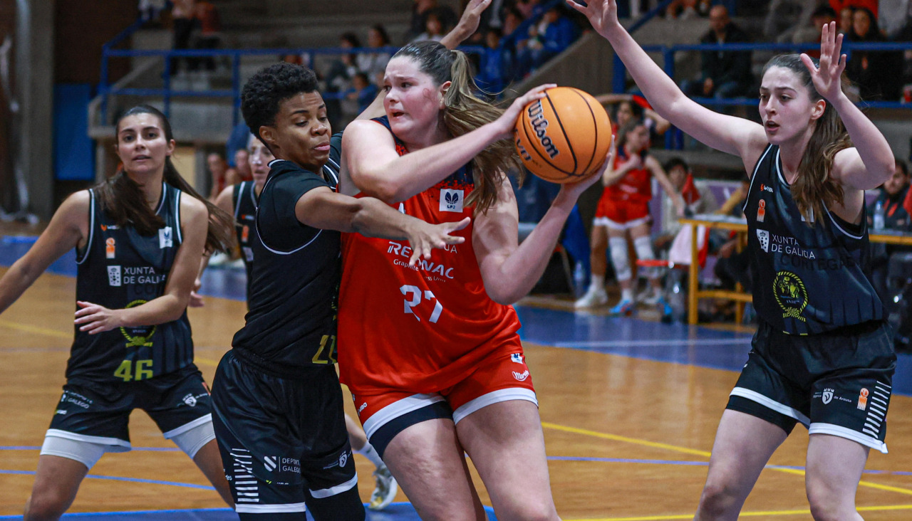 Raquel Botana, defendida por Maira Horford en una acción del partido
