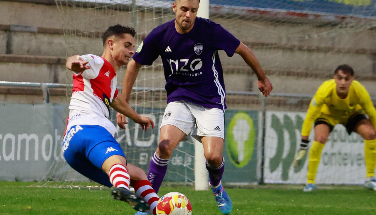 Gabri Palmás en el área con el balón ante el central Iago López