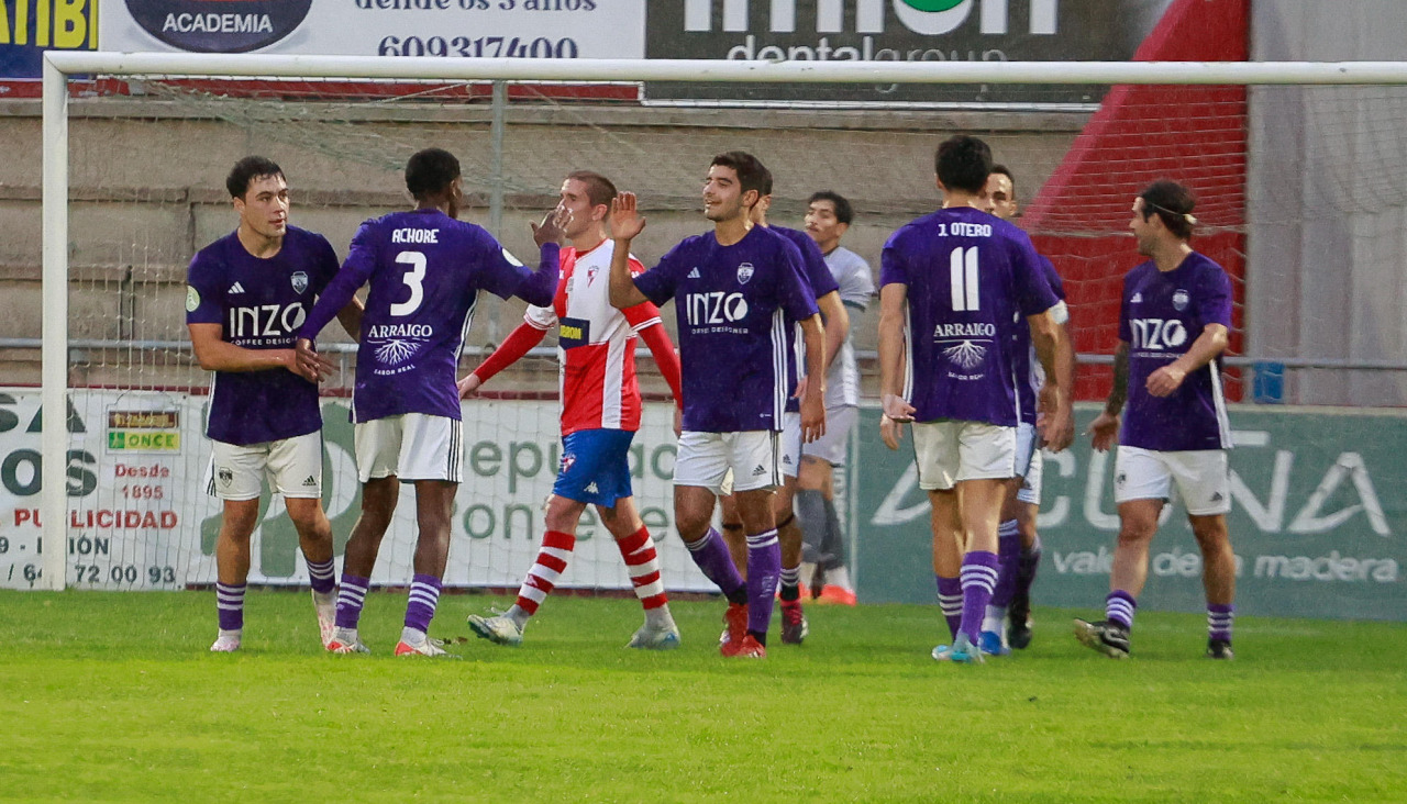 El Montañeros remató en un centro lateral en el que la defensa del Arosa no estuvo consistente