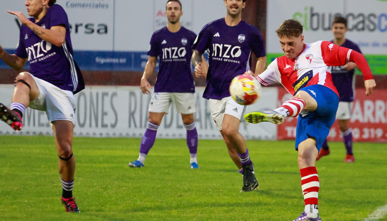 Iñaki, en uno de los pocos remates de los que dispuso para poder alargar su racha goleadora, esta vez sin éxito