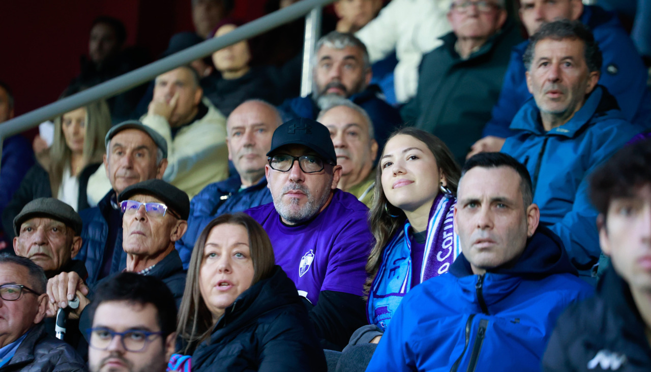 Presencia de aficionados del equipo coruñés en el campo de A Lomba