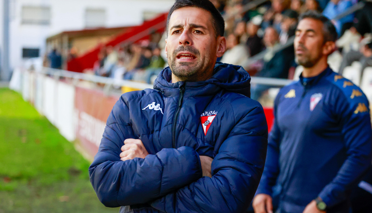 Gonza Fernández da indicaciones en la banda durante el partido