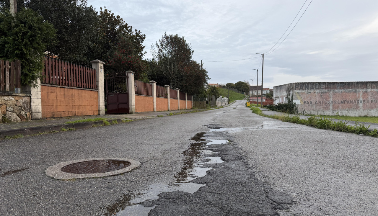 El proyecto elaborado por los técnicos municipales contempla que el actual  pavimento asfáltico de la Rúa Agriña, en Palmeira, se encuentra en “mal estado” y su servicio de abastecimiento es “deficitario”