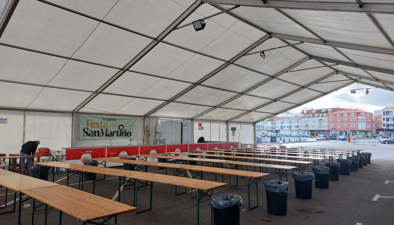 La carpa preparada para albergar la comida popular