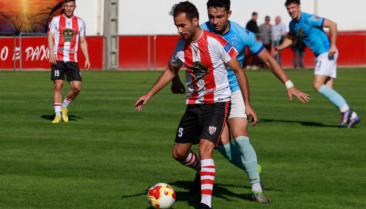 Adrián Rodríguez defiende un balón en el partido ante Viveiro