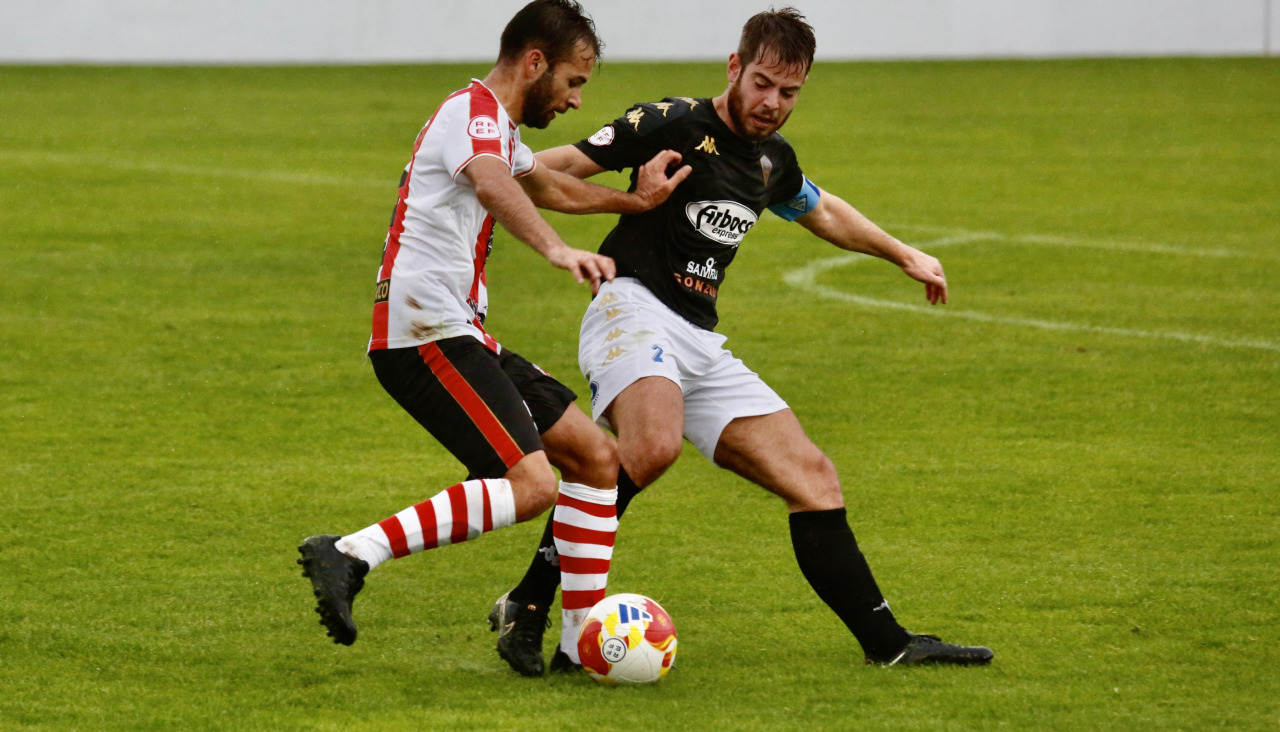 Adri Rodríguez defiende un balón ante el Silva SD