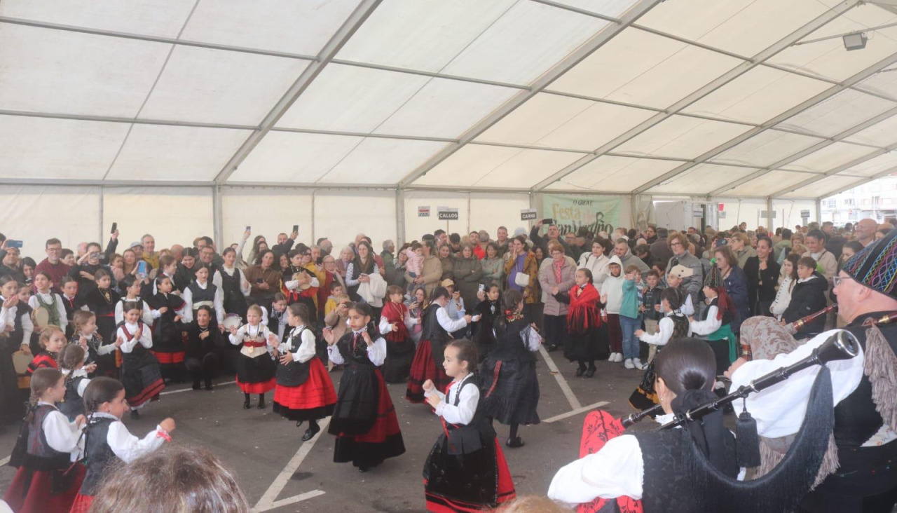 Un momento de los festejos bajo la carpa