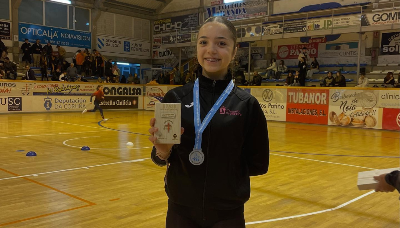 La joven con su medalla