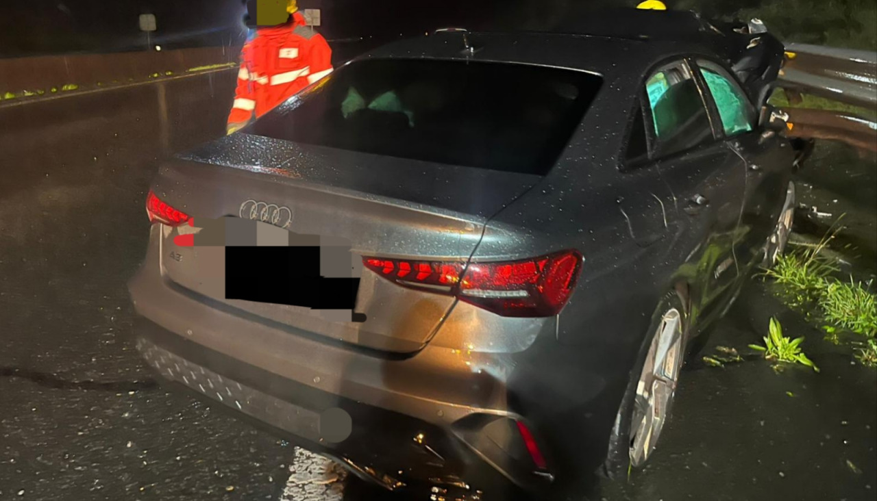 Un Audi A3 se salió de la vía por el margen derecho y acabó impactando contra el guardarraíl a la altura del kilómetro 22, a su paso por el lugar boirense de Cespón
