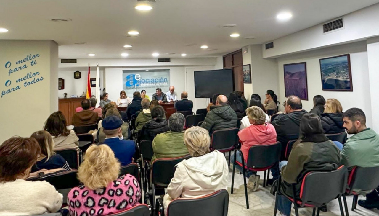 Numerosos socios de la patronal local ribeirense asistieron a la reunión con varios integrantes del Ejecutivo local