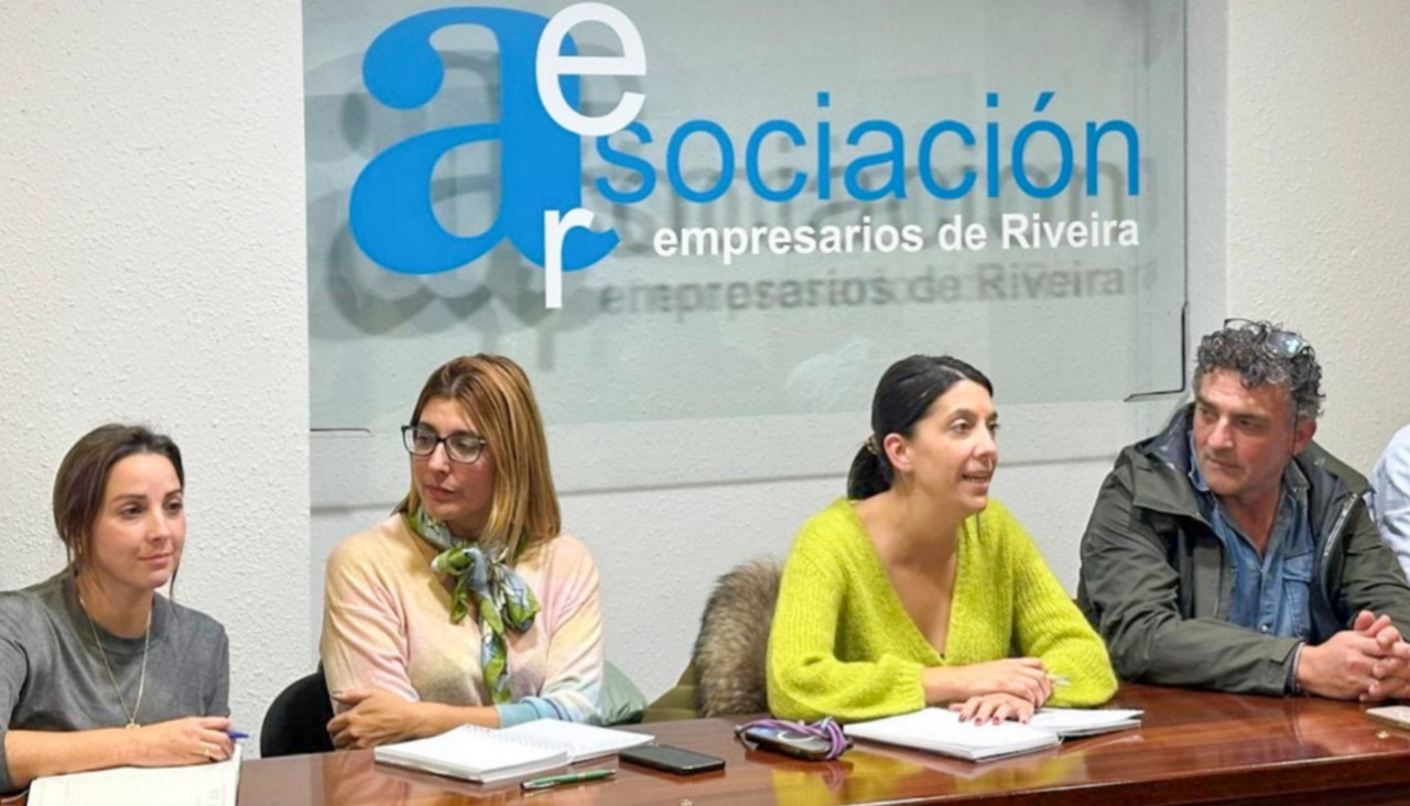 La reunión con la Asociación de Empresarios de Ribeira contó con la asistencia de varios componentes del Gobierno local encabezados por la alcaldesa, Mariola Sampedro