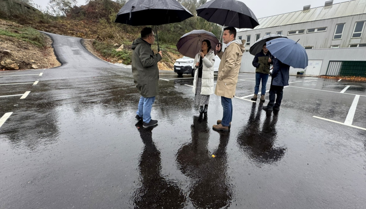 El alcalde, José Ramón Romero, y el concejal de Urbanismo e Obras, Luis Ruiz, visitaron el remate de las obras en viales del polígono industrial de Espiñeira