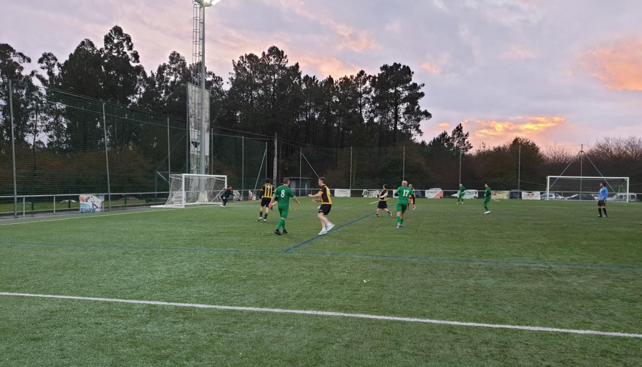 Las nuevas luminarias en el campo de fútbol A Ran
