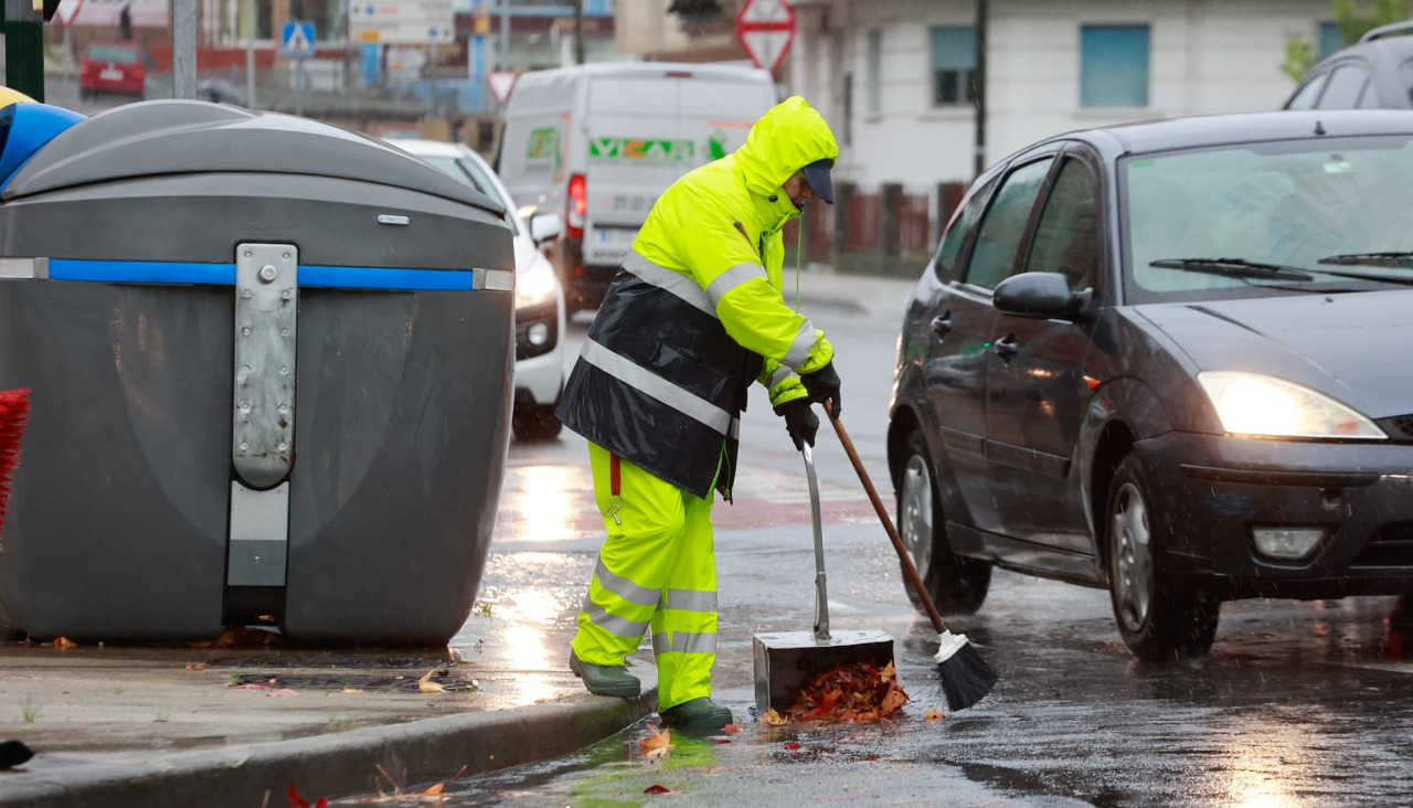 Las precipitaciones siguieron durante la jornada del miércoles con actuaciones en la limpieza de hojas