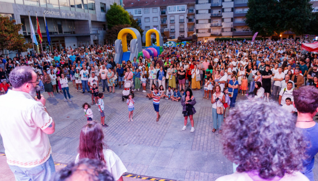 El sorteo final de 5.000 euros de la campaña 'Boiro, compras con corazón' llenó la Praza do Concello