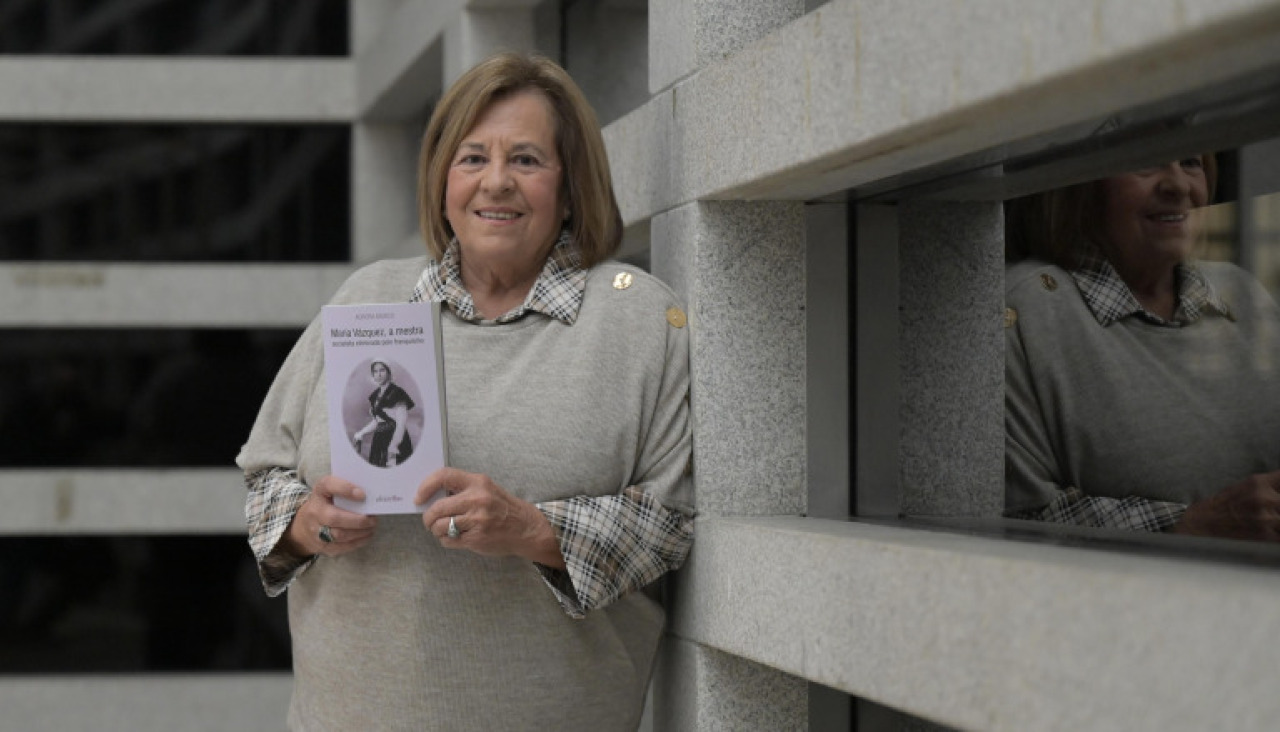 Aurora Marco muestra su libro dedicado a la maestra compostelana María Vázquez, que fue represaliada por el franquismo en 1936