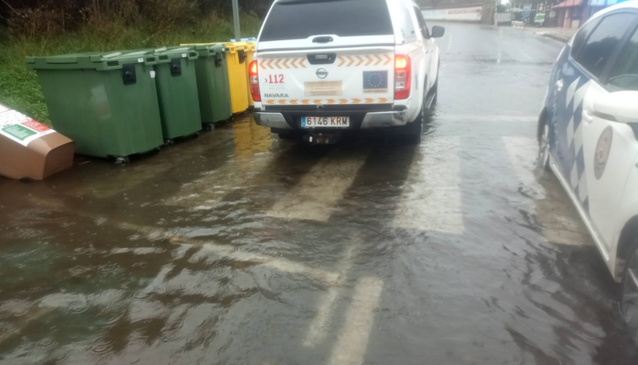 Una de las balsas de agua en las que intervinieron los voluntarios de Protección Civil de A Pobra se localizó en el vial pegado a la playa de Cabío, cerca del camping