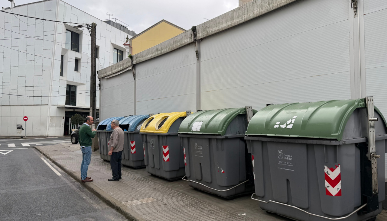 Los contenedores que estaban dispersos en tres zonas en el entorno del edificio del mercado municipal fueron agrupados en el lateral de la carpa multiusos