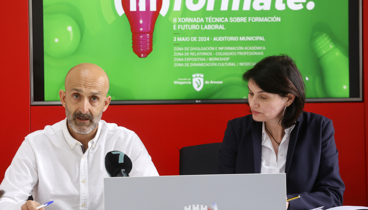 El concejal de Xuventude, Álvaro Carou, con la técnica del departamento