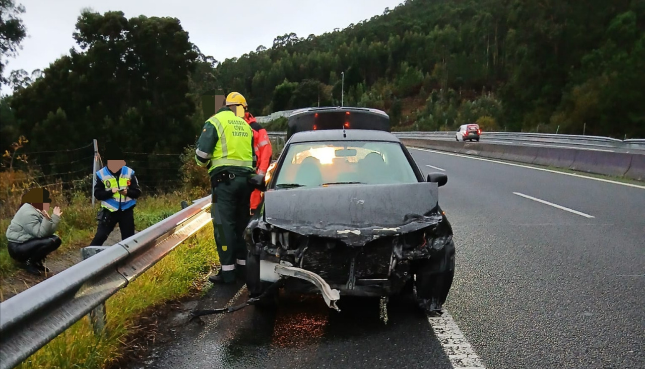 Un Nissan Primera se salió de la vía en la calzada hacia Padrón de la AG-11, a la altura del kilómetro 31, e impactó contra el guardarraíl y la mediana de hormigón hasta detenerse en el arcén derecho