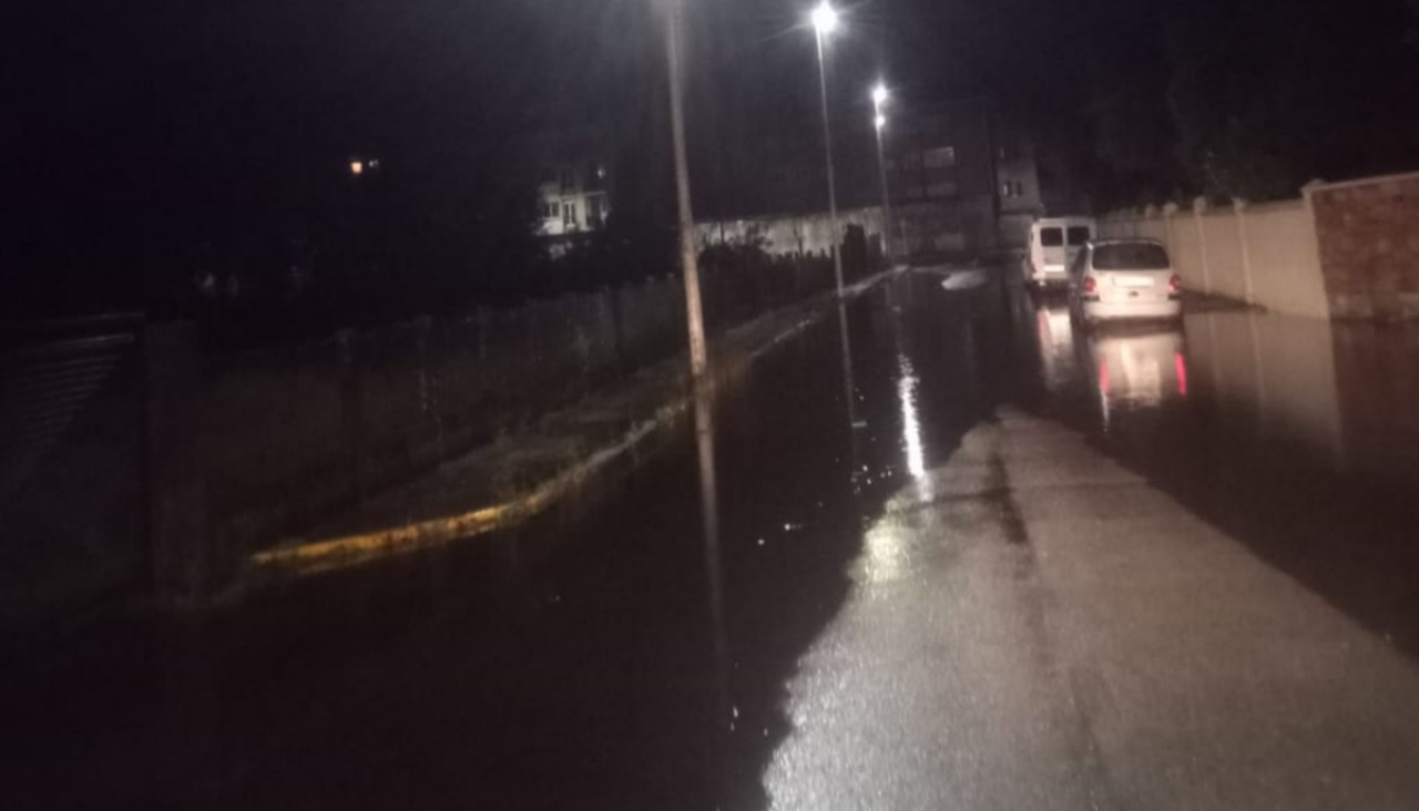 La Rúa Manuel Murguía se vio anegada al no poder absorber todo el agua de lluvia caída la red de recogida de pluviales de la zona, al verse desbordada