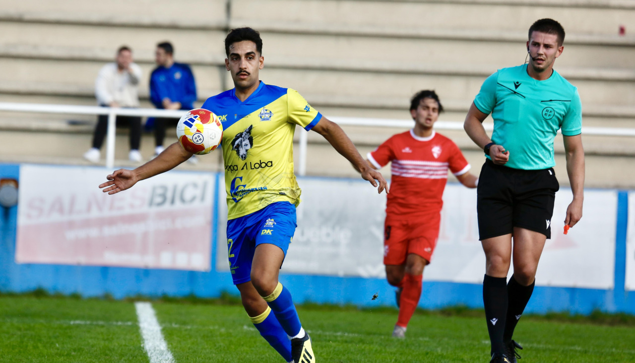 Ranca controla el balón durante el último partido del CJ Cambados en casa