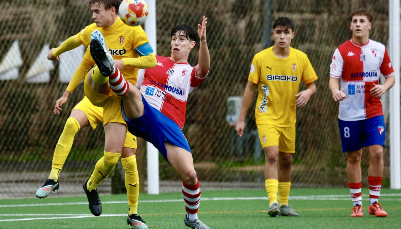 Raúl trata de controlar el balón en el área visitante ante la presencia del capitán del Sporting