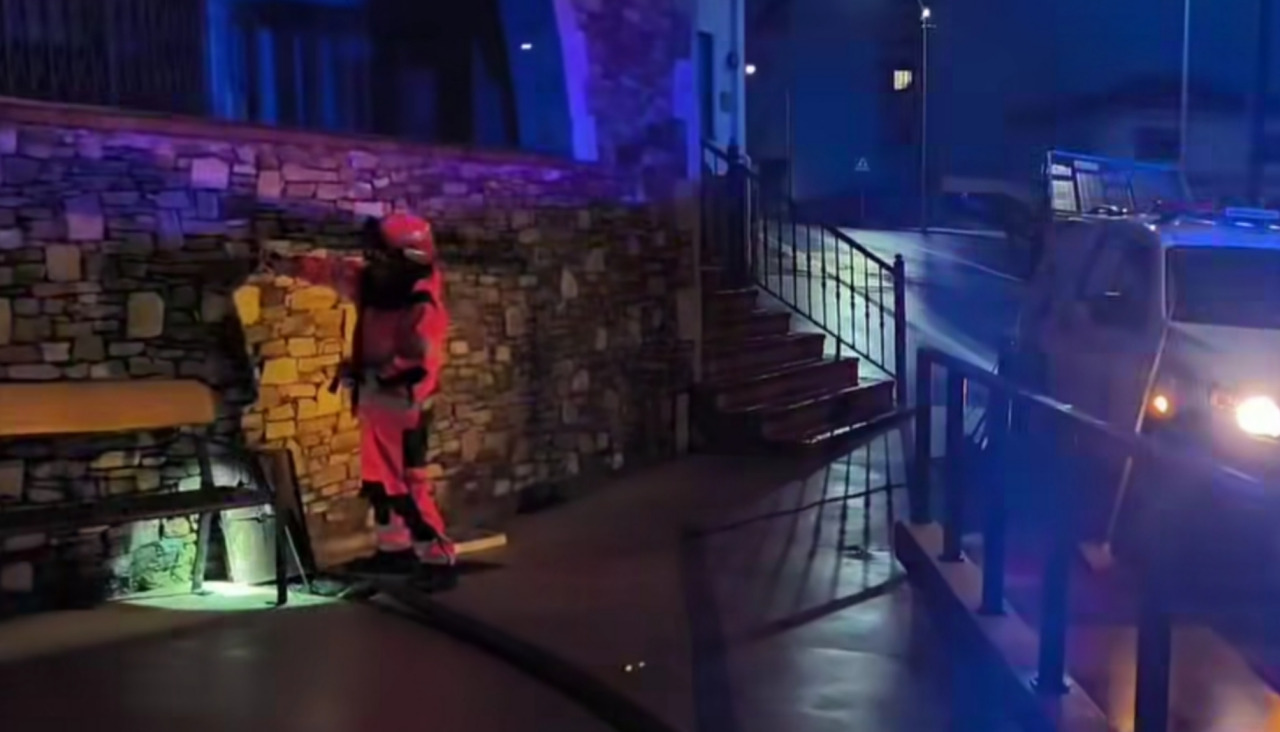 Efectivos del GAEM ribeirense trabajaron denodadamente para eliminar el agua que entró en el salón de actos de la Casa do Mar de Aguiño