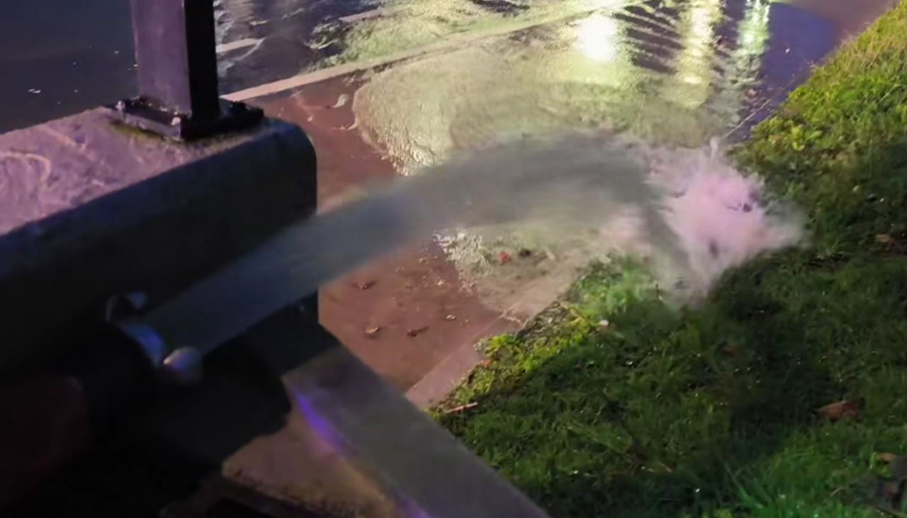 El GAEM eliminó el agua acumulada en un registro exterior y que se estaba filtrando al salón de actos de la Casa do Mar de Aguiño