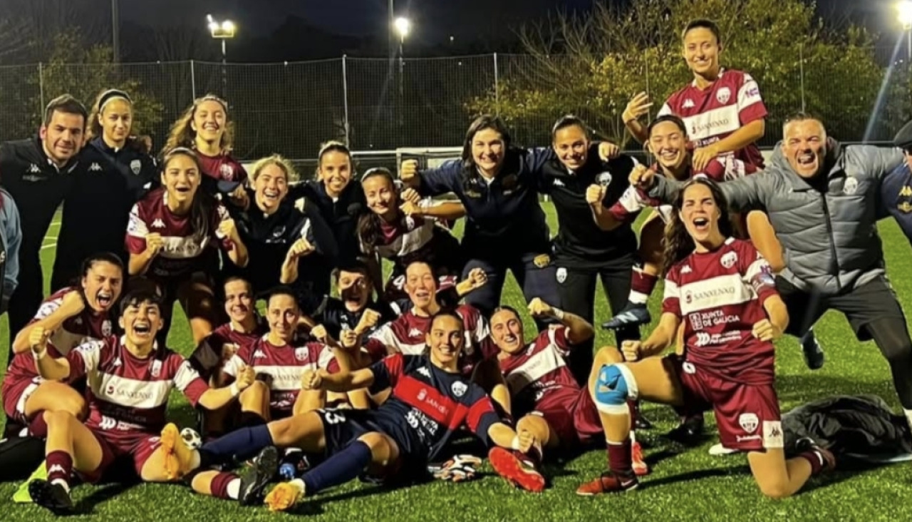 La expedición del Atlético Villalonga celebra su primera victoria en liga al final del partido en Getxo