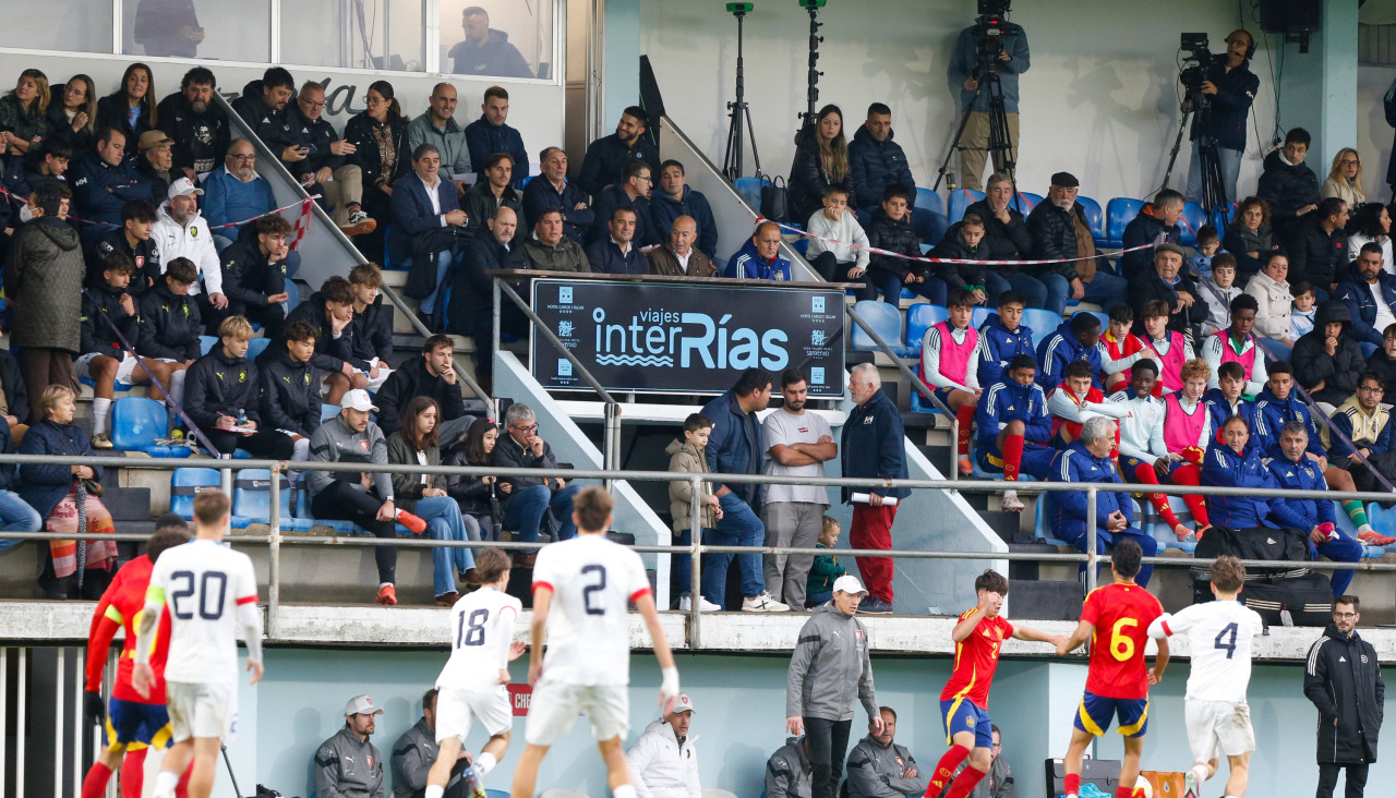 Buen ambiente en San Pedro, con la presencia en el palco del presidente dela RFEF, Rafael Louzán