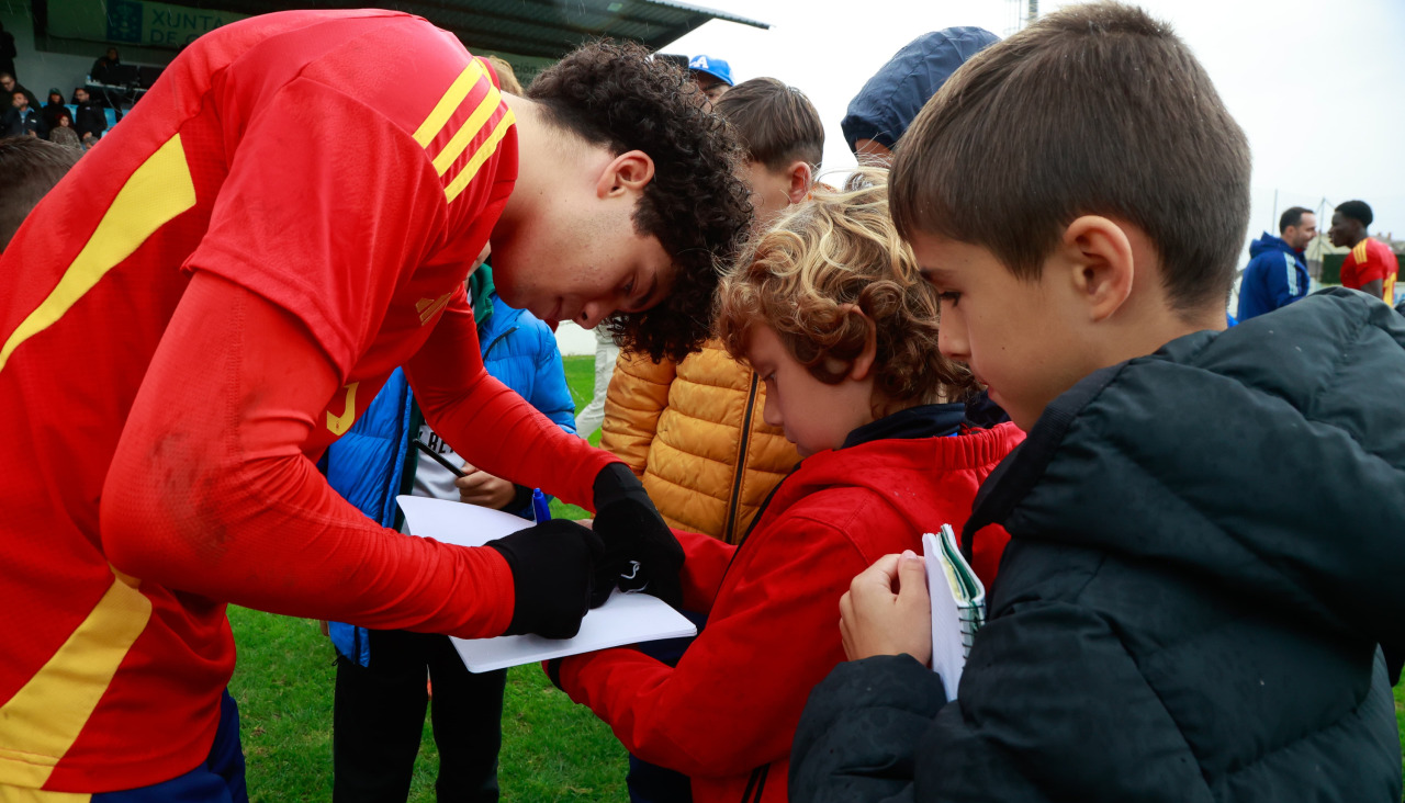 Enzo firmando autógrafos al final del partido en San Pedro