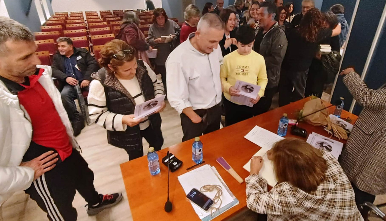 La escritora Aurora Marco firmó ejemplares de su último libro sobre la maestra María Álvarez a la conclusión del acto