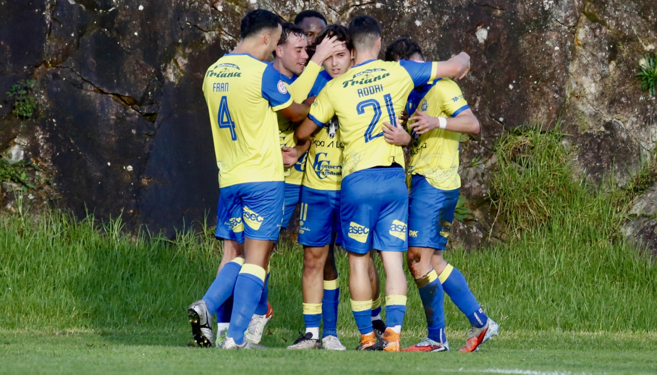 Los jugadores del CJ Cambados abrazan a Nico tras anotar el primer gol del partido ayer en Burgáns