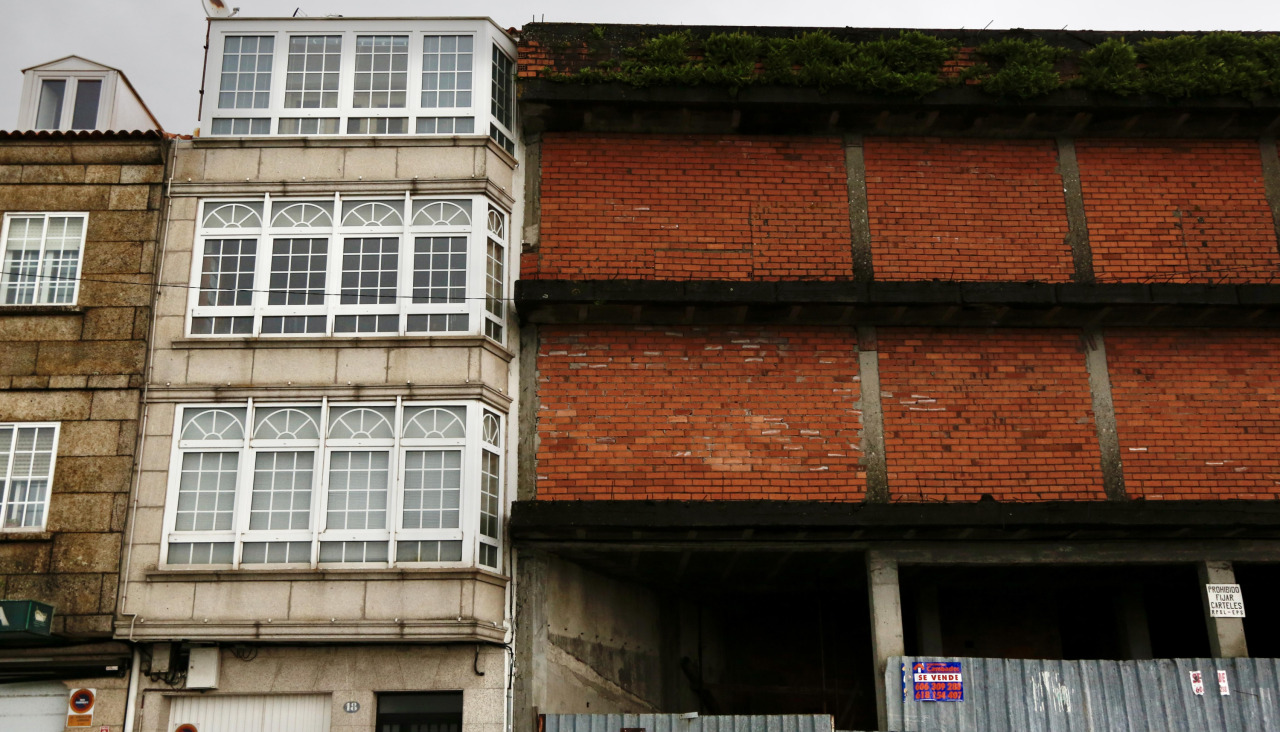 Uno de los edificios inacabados que está a la venta. En este caso, en pleno paseo marítimo, en la calle Ribeira de Fefiñáns