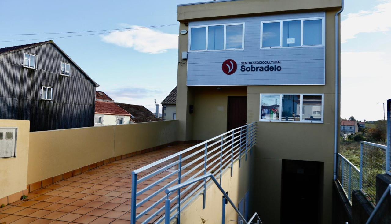 Fachada del centro sociocultural de Sobradelo