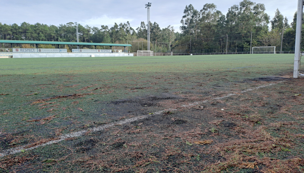 Imagen de los baches que presenta uno de los terrenos de juego de los campos de fútbol de titularidad municipal de Vista Alegre, en Boiro