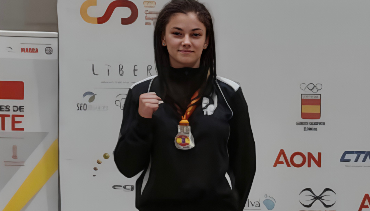 Julia Santos posa con la medalla de plata lograda en La Nucía