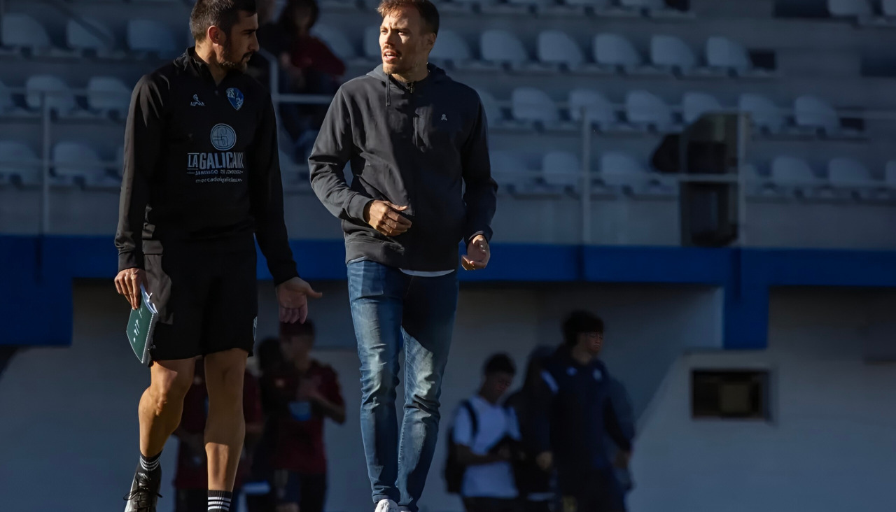 Minso Vidal charla con Marcos Bermúdez en un partido esta temporada en Baltar