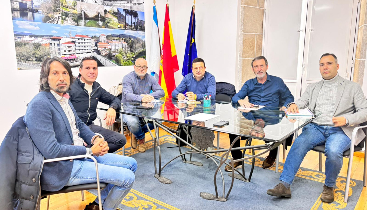 Los representantes municipales reunidos para trabajar en el proyecto