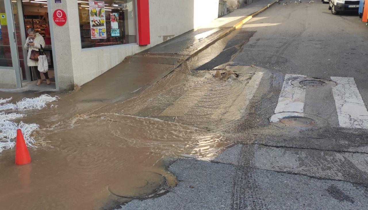El reventón de la tubería de abastecimiento de agua se registró a primera hora de esta tarde en la Rúa Irmandiños, cerca de la confluencia con la Avenida Rosalía de Castro, en el centro de Ribeira