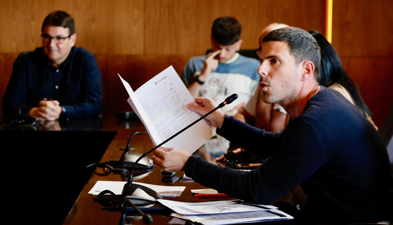 El alcalde, Luis Arosa, muestra un documento al Pleno