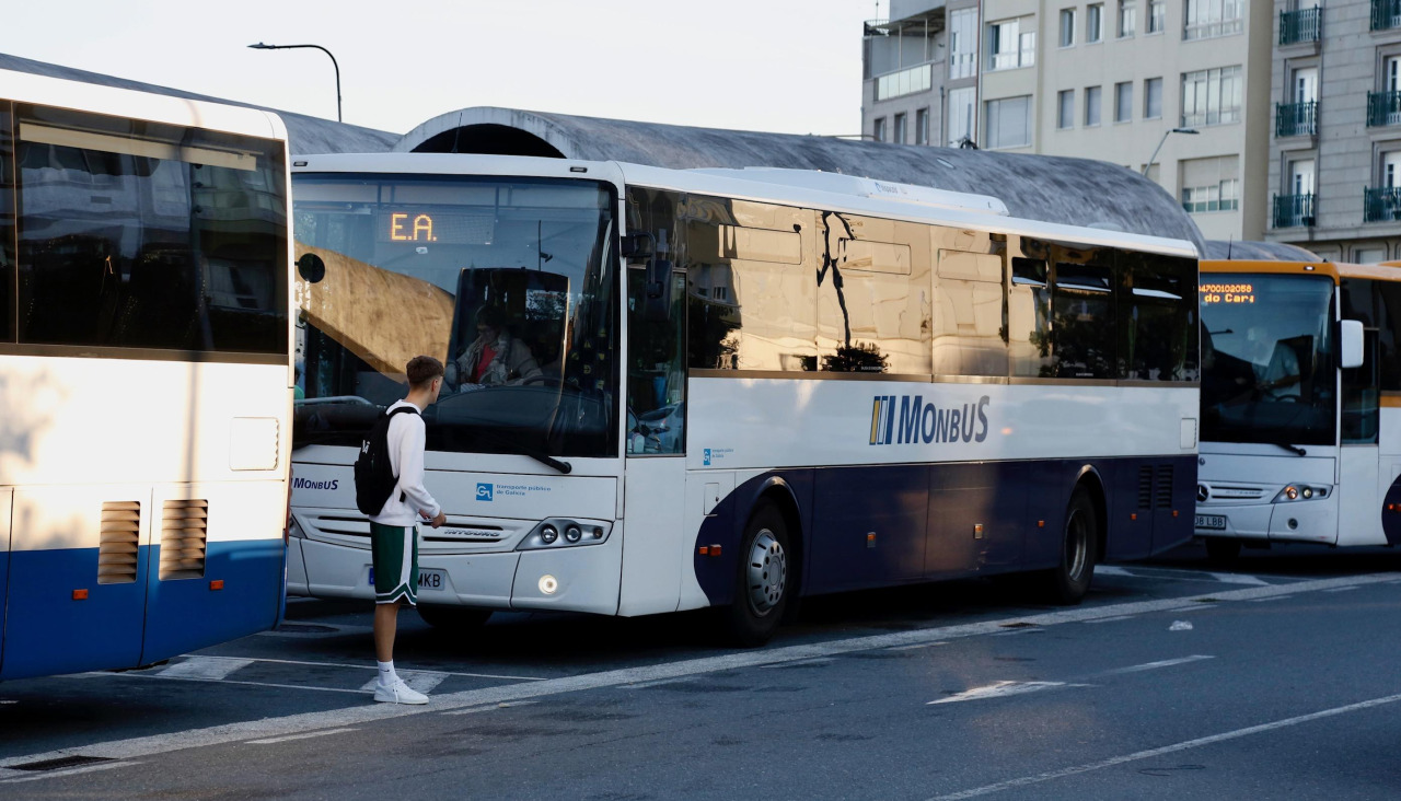 Estación de autobuses en otro municipio de la comarca arousana