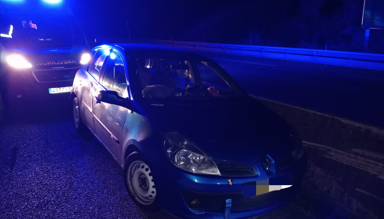 Un Opel Astra se salió de la vía e impactó contra la mediana de hormigón de la AG-11, a la altura de las conocidas como curvas de Vilas