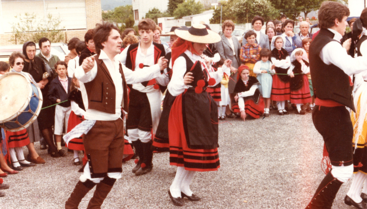 Actuación del grupo de gaitas y baile de la entidad en sus inicios